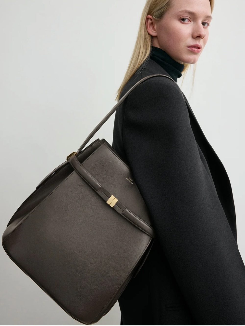 Toteme Belted leather bucket bag - Picture 2 of 16